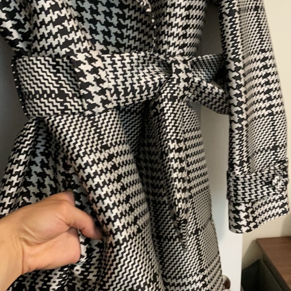 White House Black Market shark tooth trench coat - Picture 3 of 5